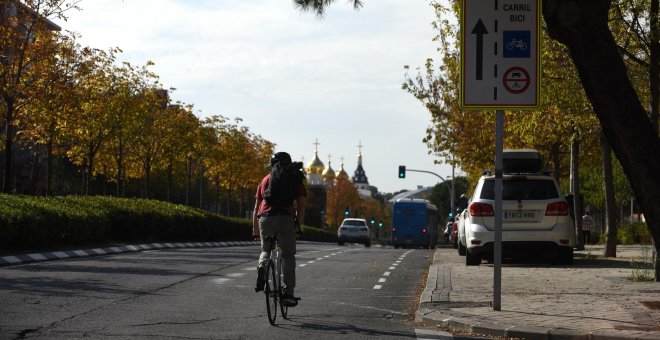 Un ciclista circula por el carril bici de la Gran Vía de Hortaleza, en Madrid./ Fernando Sánchez