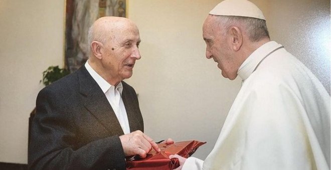 El sacerdote y teólogo José María Castillo con el papa Francisco.