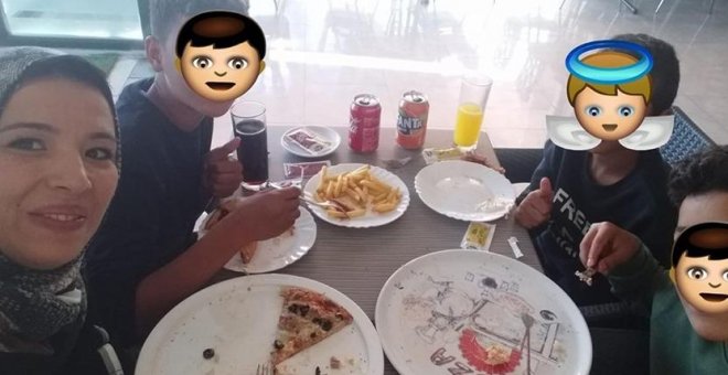 Nur Houda y los niños comiendo en una pizzería tras ser expulsados del McDonald's