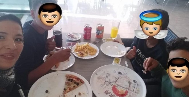 Nur Houda y los niños comiendo en una pizzería tras ser expulsados del McDonald's