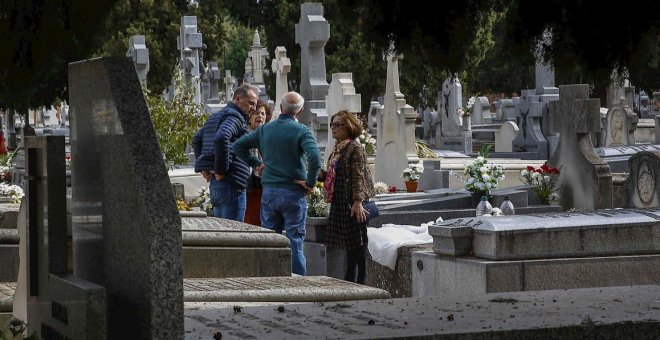 Varias personas en el  cementerio de La Almudena, en Madrid, el Día de Difuntos. EFE/Paco Campos
