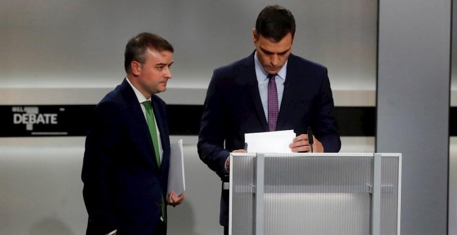 El líder del PSOE y el presidente del Gobierno en funciones, Pedro Sánchez, con su jefe de gabinete, Iván Redondo, antes del inicio del debate de los candidatos para las elecciones del 10-N. EFE/Juan Carlos Hidalgo