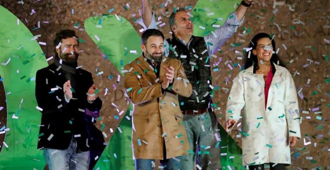 El líder de Vox, Santiago Abascal (2i), junto al portavoz parlamentario, Iván Espinosa de los Monteros (i), el secretario general de la agrupación, Javier Ortega Smith (2d), y la portavoz de Vox en la Asamblea de Madrid, Rocío Monasterio, este viernes, du