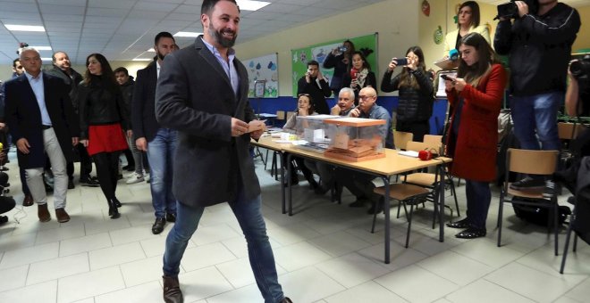 El líder de Vox, Santiago Abascal, en el colegio electoral de Madrid donde depositó su voto. EFE/Kiko Huesca