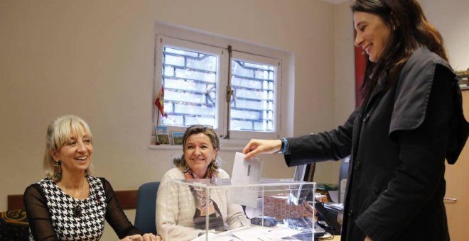 Una electora española deposita su voto para las elecciones del 26 de junio de 2016 en el Consulado de Montevideo. EFE
