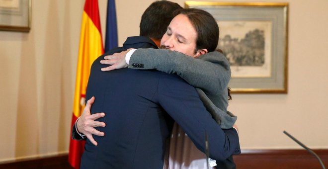 El presidente del Gobierno español en funciones, el socialista Pedro Sánchez, iz., y el líder de Unidas Podemos, Pablo Iglesias,d., se abrazan en el Congreso de los Diputados. /EFE