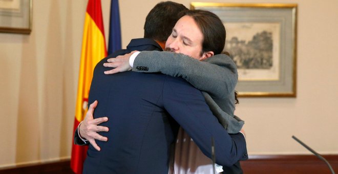 El presidente del Gobierno español en funciones, el socialista Pedro Sánchez, iz., y el líder de Unidas Podemos, Pablo Iglesias,d., se abrazan en el Congreso de los Diputados. /EFE