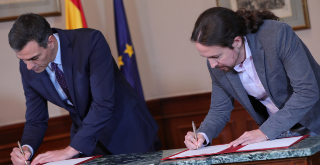 Pedro Sánchez y Pablo Iglesias en la firma del preacuerdo sobre el Gobierno de coalición - Jesús Hellín / Europa Press
