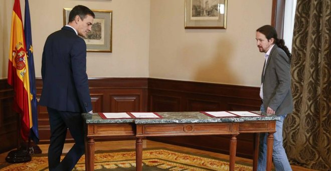 Pedro Sánchez y Pablo Iglesias en la firma del preacuerdo del Gobierno de coalición - EFE/Paco Campos