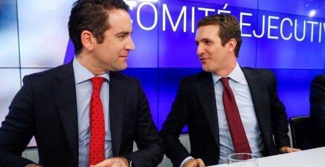 El presidente nacional del PP, Pablo Casado (derecha), y el secretario general de la formación, Teodoro García Egea, durante una reunión del Comité Ejecutivo Nacional.