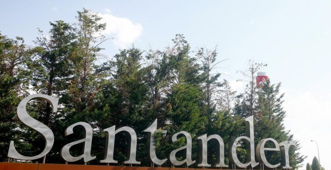 Cartel del Banco Santander a la entrada de su Ciudad Financiera, en la localidad madrileña de Boadilla del Monte. E.P./Ricardo Rubio