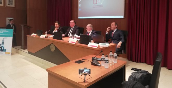 El ex ministro, Jaime Mayor Oreja (2d), y el diputado de Vox y catedrático de Filosofía del Derecho, Francisco José Contreras Peláez (d), en el acto en la Universidad de Sevilla. S.F.R.