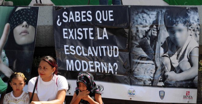 Un cartel que denuncia la "esclavitud moderna" de la trata de personas./ EFE (Archivo)