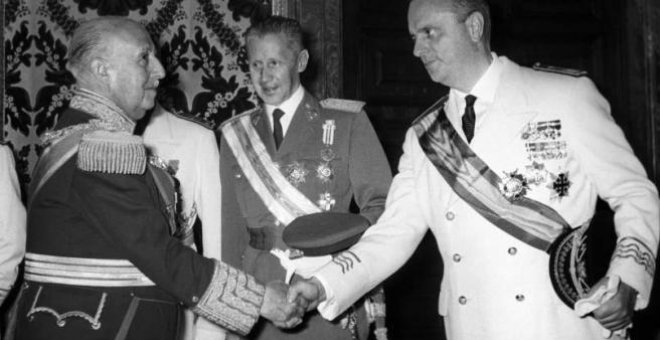 Manuel Fraga, ministro de INformación durante la dictadura, junto a Francisco Franco. OLEGARIO PEREZ DE CASTRO / EFE