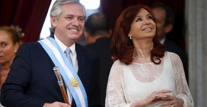 10/12/2019.- Alberto (i) y Cristina (d) Fernández asumen como presidente y vicepresidenta de Argentina respectivamente durante una ceremonia este martes, en Buenos Aires (Argentina). En la sesión de la Asamblea Legislativa -órgano parlamentario que englob