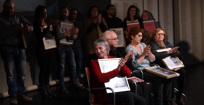 Aplausos en el homenaje a las personas que participaron con sus relatos familiares en la publicación de ‘Supervivientes de la Memoria’. / Fernando Sánchez