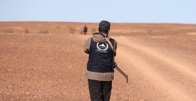 Escolta del Frente Polisario vigila una zona del Sáhara Occidental. JOSE CARMONA