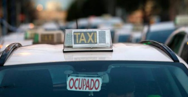 Un taxi en el centro de Madrid.-EFE