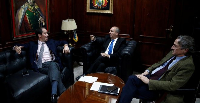 El ministro de Gobierno de Bolivia, Arturo Murillo, con los eurodiputados de Vox Víctor Gonzales y Herman Tertsch, en La Paz. REUTERS / David Mercado