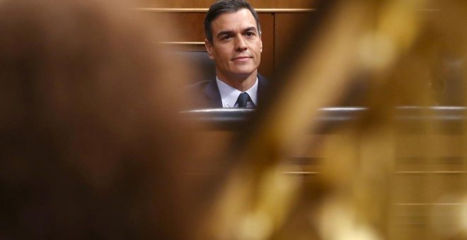 El candidato a la Presidencia del Gobierno, Pedro Sánchez, en su escaño en el Congreso de los Diputados al comienzo de la segunda jornada del debate de su investidura. REUTERS/Sergio Perez