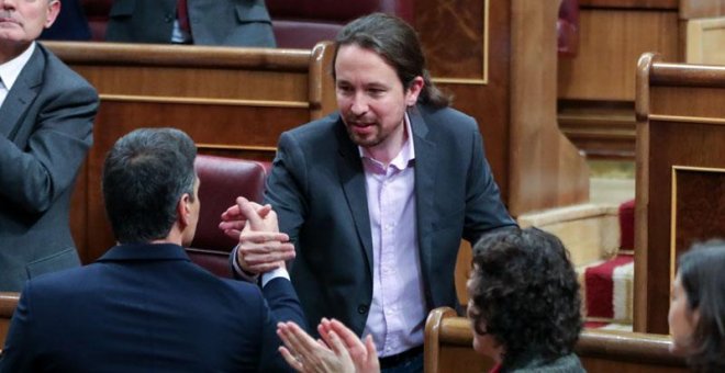 Pedro Sánchez y Pablo Iglesias durante la investidura del candidato socialista. / Europa Press