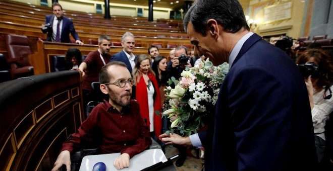 Pablo Echenique felicita a Pedro Sánchez en el Congreso. /EFE