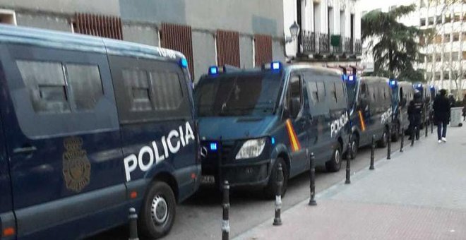 Varios furgones policiales se concentran ante la sede de Hogar Social. (H.S.)