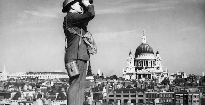 Imagen de un observador londinense de la batalla de Inglaterra./ Wikipedia