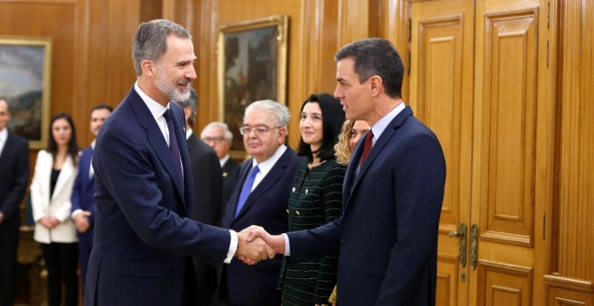 El monarca Felipe VI junto al nuevo presidente del Gobierno, Pedro Sánchez, instantes antes de la toma de posesión. / EP