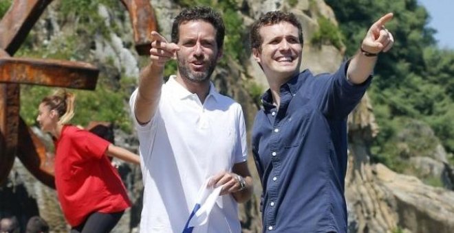 El exportavoz del PP vasco, Borja Sémper (i) y el líder de los 'populares', Pablo Casado (d) en San Sebastián. EFE