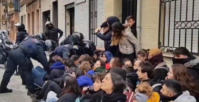 Activistas y vecinos del bario del Clot barcelonés han detenido el desahucio del hombre de 92 años. / Tsunami Repressiu-Twitter