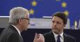 El presidente de la Comisión Europea, Jean Claude Juncker, conversa con el primer ministro italiano, Matteo Renzi, en el Parlamento Europeo, mientras esperan la llegada del Papa Francisco.