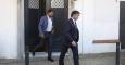 El fiscal anticorrupción de Barcelona, Fernando Bermejo (d), sale de la casa de Oleguer Pujol, hijo menor del expresidente catalán Jordi Pujol.