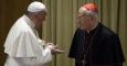 El Papa Francisco conversa con el cardenal húngaro Peter Erdo durante el sínodo de obispos.