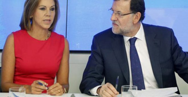 El presidente del Gobierno, Mariano Rajoy, y la secretaria general del PP, María Dolores de Cospedal, este lunes, durante la reunión del Comité Ejecutivo del partido. EFE
