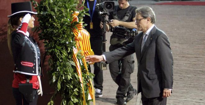 El presidente de la Generalitat, Artur Mas, durante la ofrenda floral en el Fossar de les Moreres.