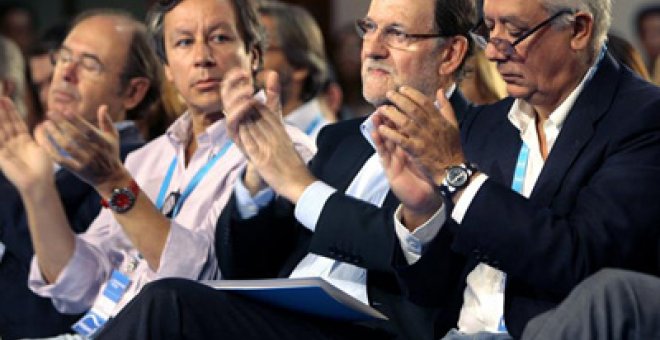 El presidente del Gobierno, Mariano Rajoy, junto a Javier Arenas y Carlos Floriano, durante la clausura de la interparlamentaria del PP.- EFE