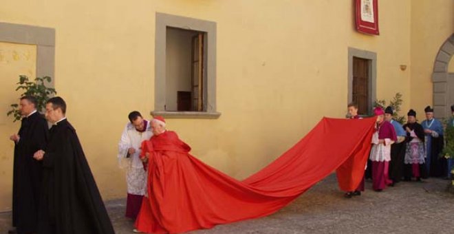 El cardenal Antonio Cañizares, portando la mayestética capa.