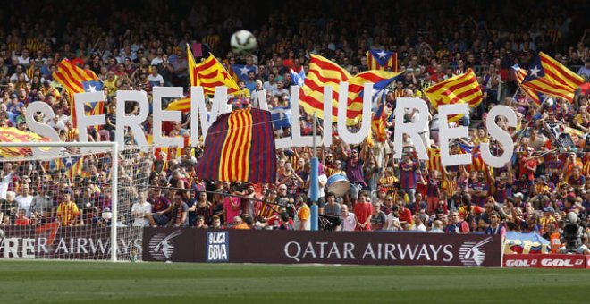 Aficionados del Barcelona sostienen banderas catalanas y 'esteladas' y letras formando, en catalán, la frase 'Seremos libres?, durante el partido en el Nou Camp contra el Athletic de Bilbao, el pasado 13 de septiembre.