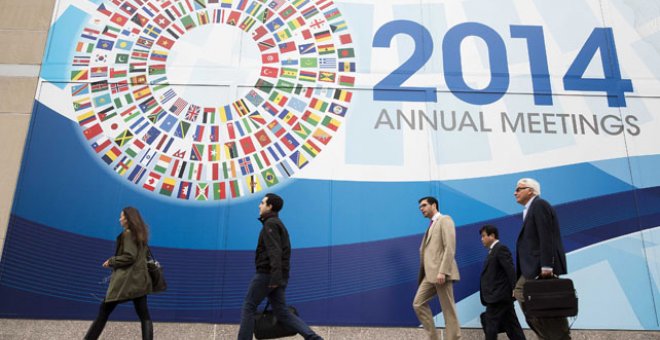 Un grupo de viandantes, frente al edificio donde se celebra en Washington la Asamblea Anual del FMI y del Banco Mundical.