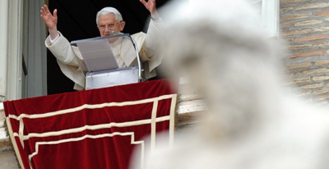 El papa Benedicto XVI, en el balcón de la Plaza de San Pedro, en el Vaticano, el pasado mes de enero. -AFP
