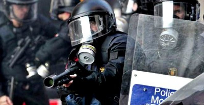Un mosso dispara una pelota de goma durante los enfrentamientos de Barcelona el 29-M.