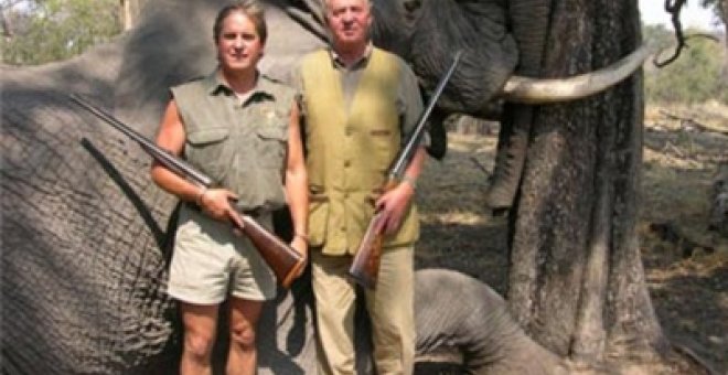El rey Juan Carlos, en una cacería de elefantes en 2006.