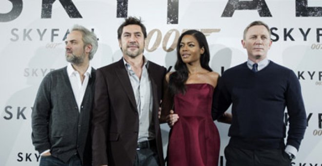 El director Sam Mendes y los actores Javier Bardem, Naomie Harris y Daniel Crag, durante el posado para los medios. EFE