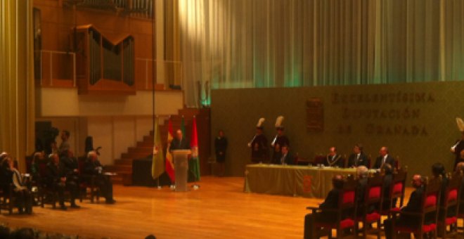 Acto de entrega de la Medalla de Granada a la Virgen de las Angustias.