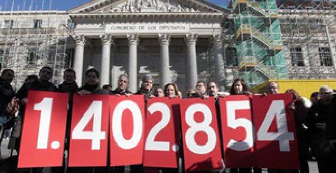 La Plataforma de Afectados por la Hipoteca frente al Congreso de los Diputados. EUROPAPRESS