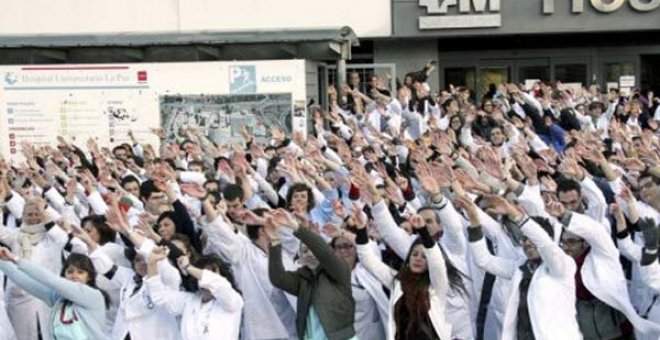 Los médicos del hospital La Paz, en una concentración contra la privatización celebrada a las puertas del centro.