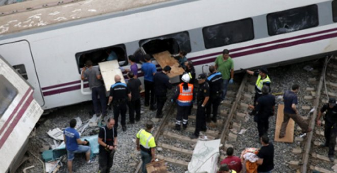 Rescate de las víctimas tras el accidente de tren en Santiago. EFE