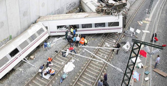 El Alvia Madrid-Ferrol después de descarrilar cerca de la estación de Santiago. - EFE