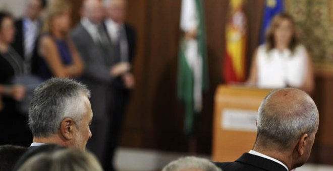 Manuel Chavez y José Antonio Griñán, de espaldas, durante la toma de posesión de Susana Díaz como nueva presidenta de la Junta de Andalucía.